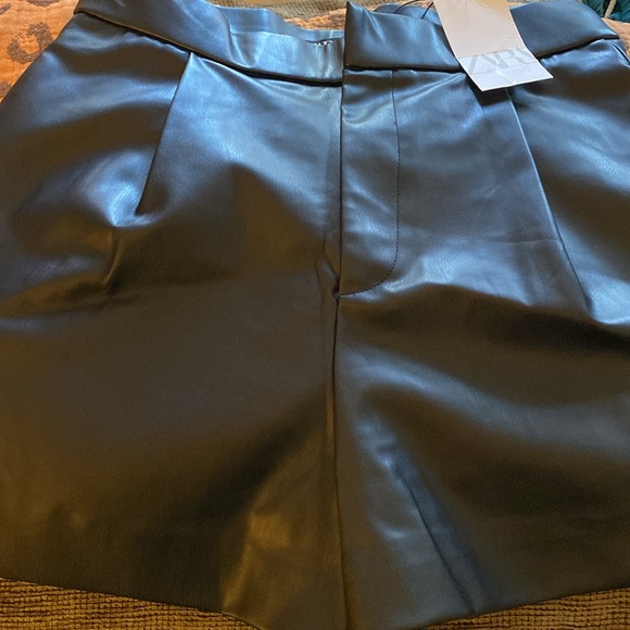 Zara FAUX LEATHER PLEATED SHORTS WITH POCKETS - Picture 2 of 8